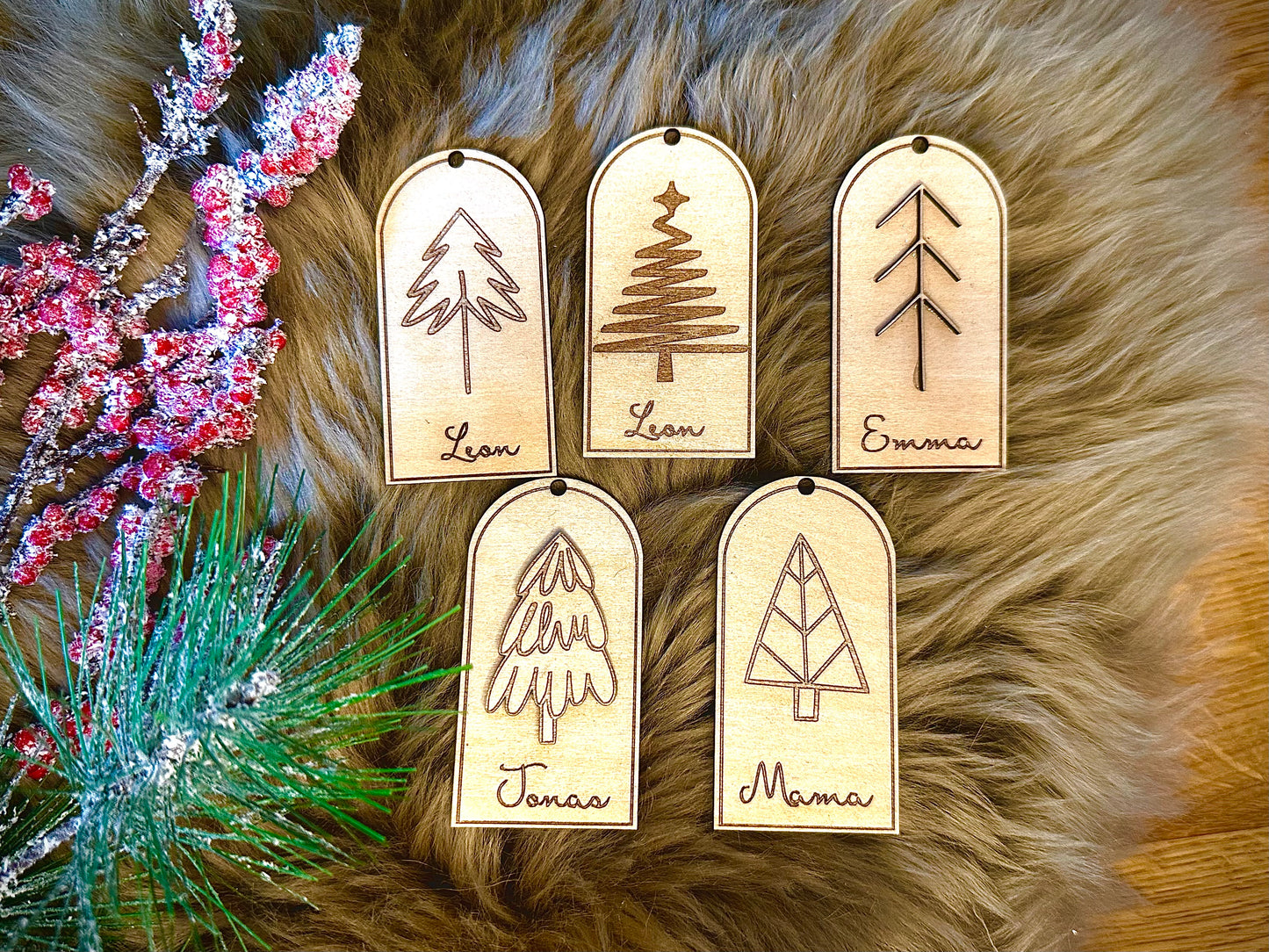 Personalisierbare Geschenkeanhänger aus Pappelholz – Festliche Holzornamente in 5 Motiven