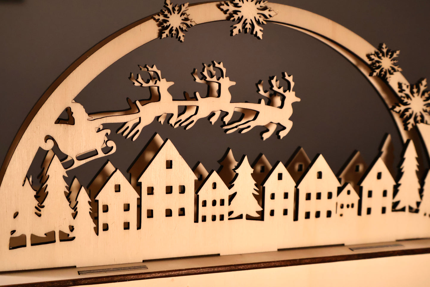 Lichterdeko-Weihnachtsstadt aus Pappelholz mit Lichterkette