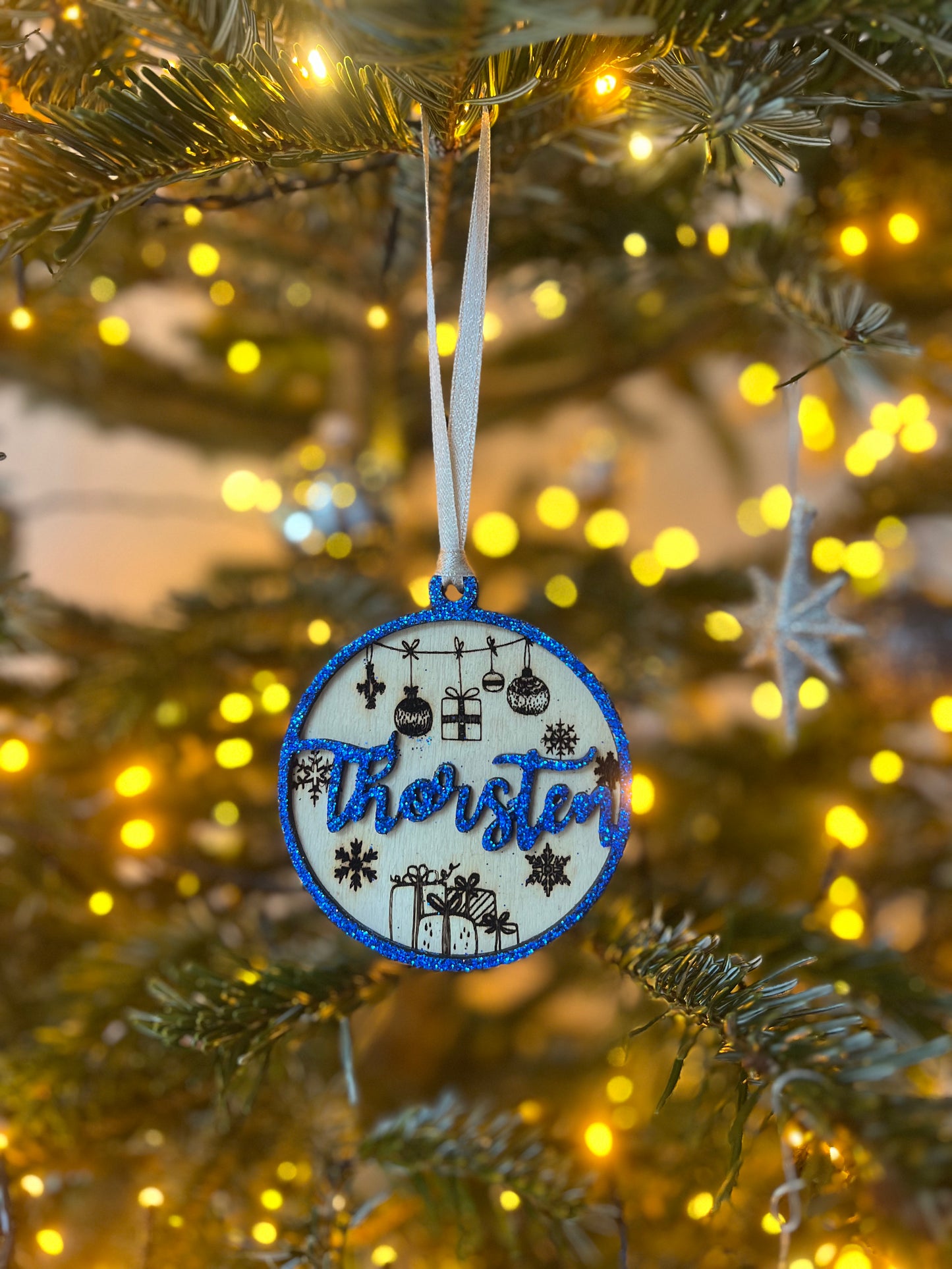 Personalisierter ‘Glitzerzauber’ Holzornament-Baumschmuck – Funkelnde Weihnachtsdekoration mit Gravur