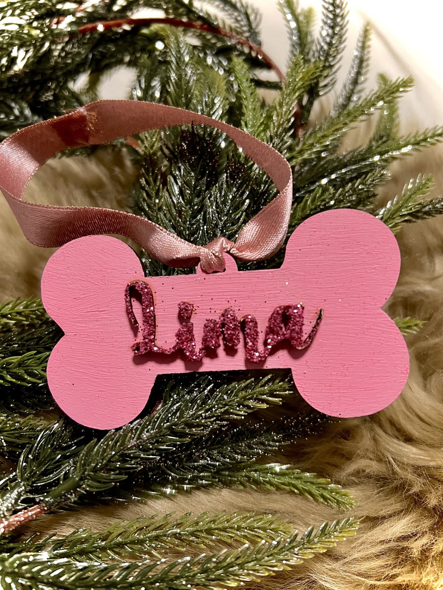 Personalisierter Hunde-Baumschmuck aus Holz mit Knochen-Ausschnitt – Individueller Anhänger für Ihren Vierbeiner