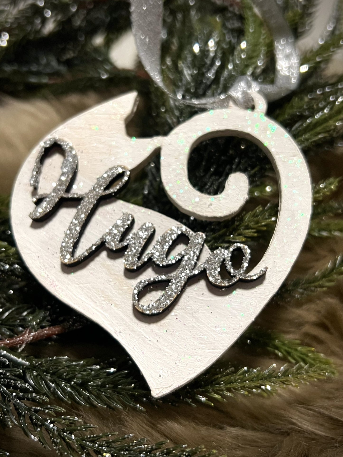 Personalisierter Katzen-Baumschmuck aus Holz – Handgefertigter Anhänger mit Namen und Herz-Ausschnitt