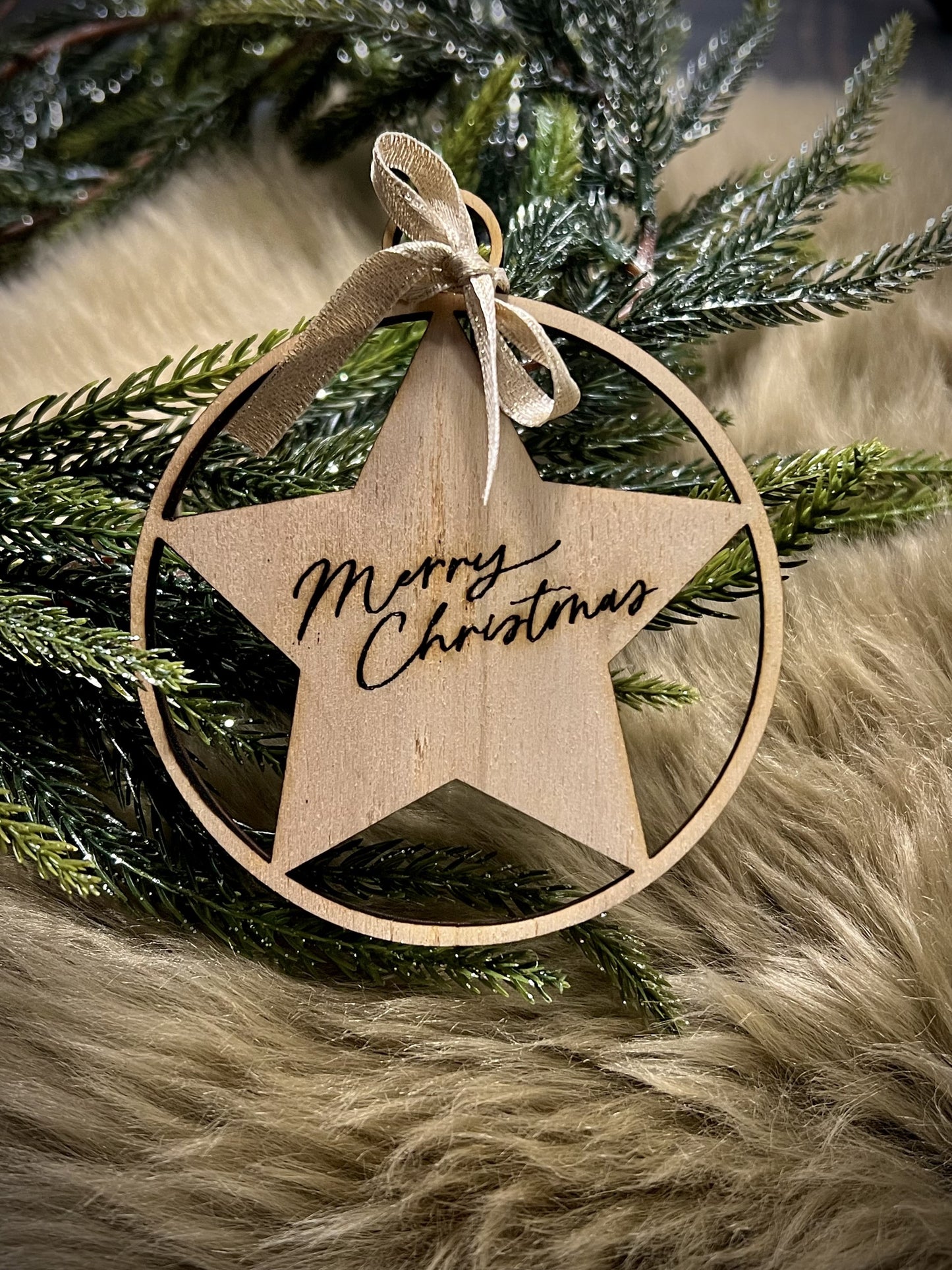 Baumschmuck “Merry Christmas” mit Goldschleife