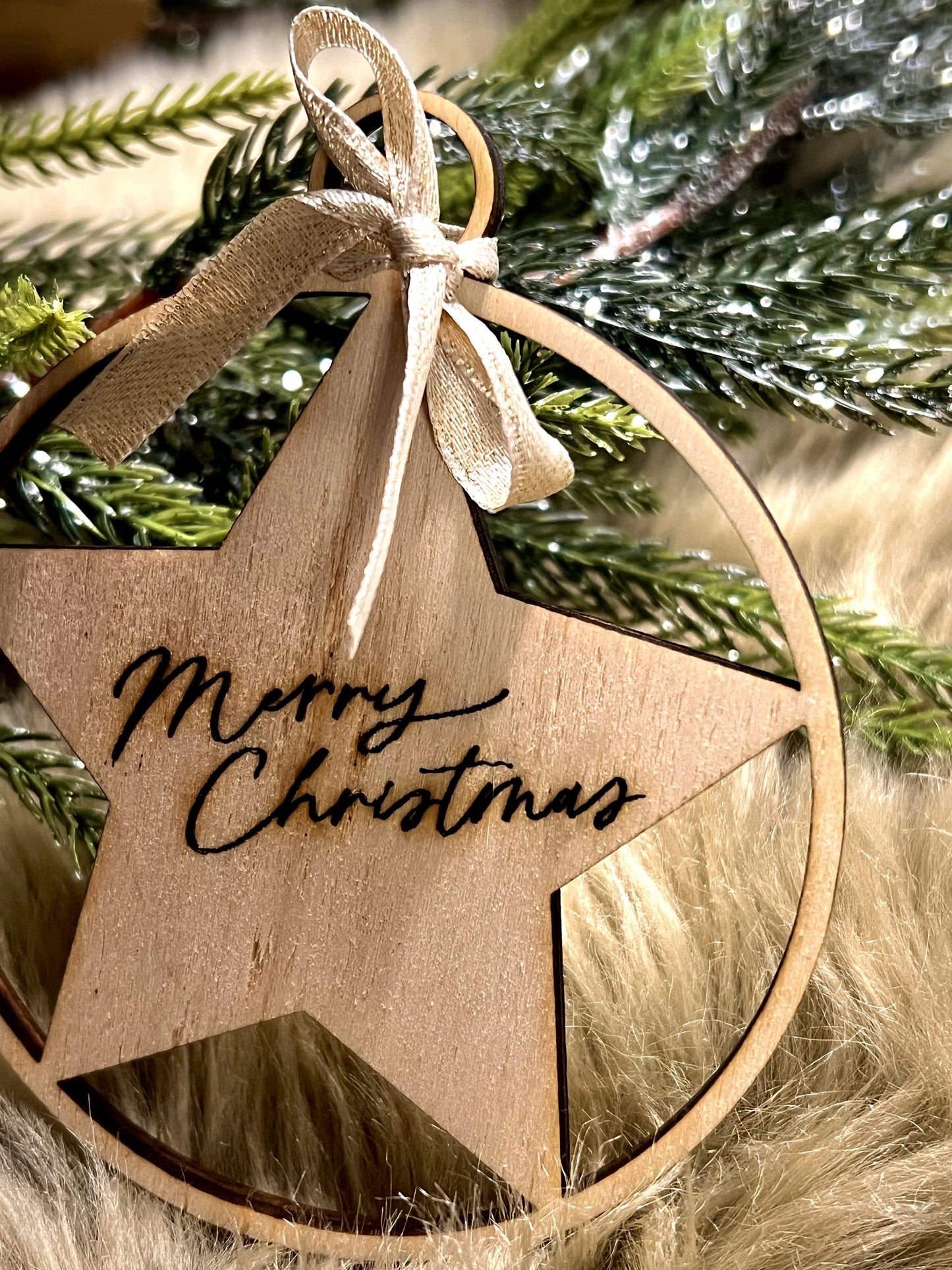 Baumschmuck “Merry Christmas” mit Goldschleife