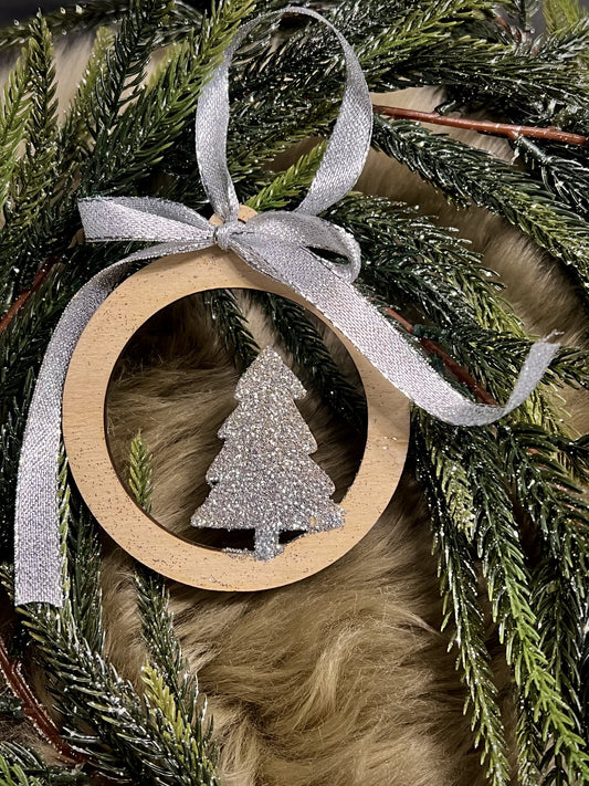 Handgefertigtes Tannenbaum-Ornament mit Glitzer – Festlicher Baumschmuck mit Silberband