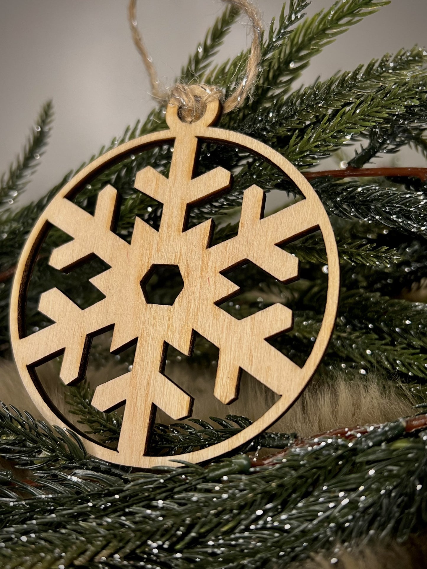 Handgefertigtes Schneeflocken-Holzornament – Winterliche Eleganz für Ihren Weihnachtsbaum