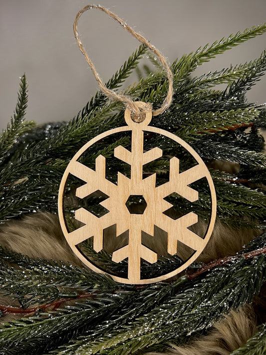Handgefertigtes Schneeflocken-Holzornament – Winterliche Eleganz für Ihren Weihnachtsbaum