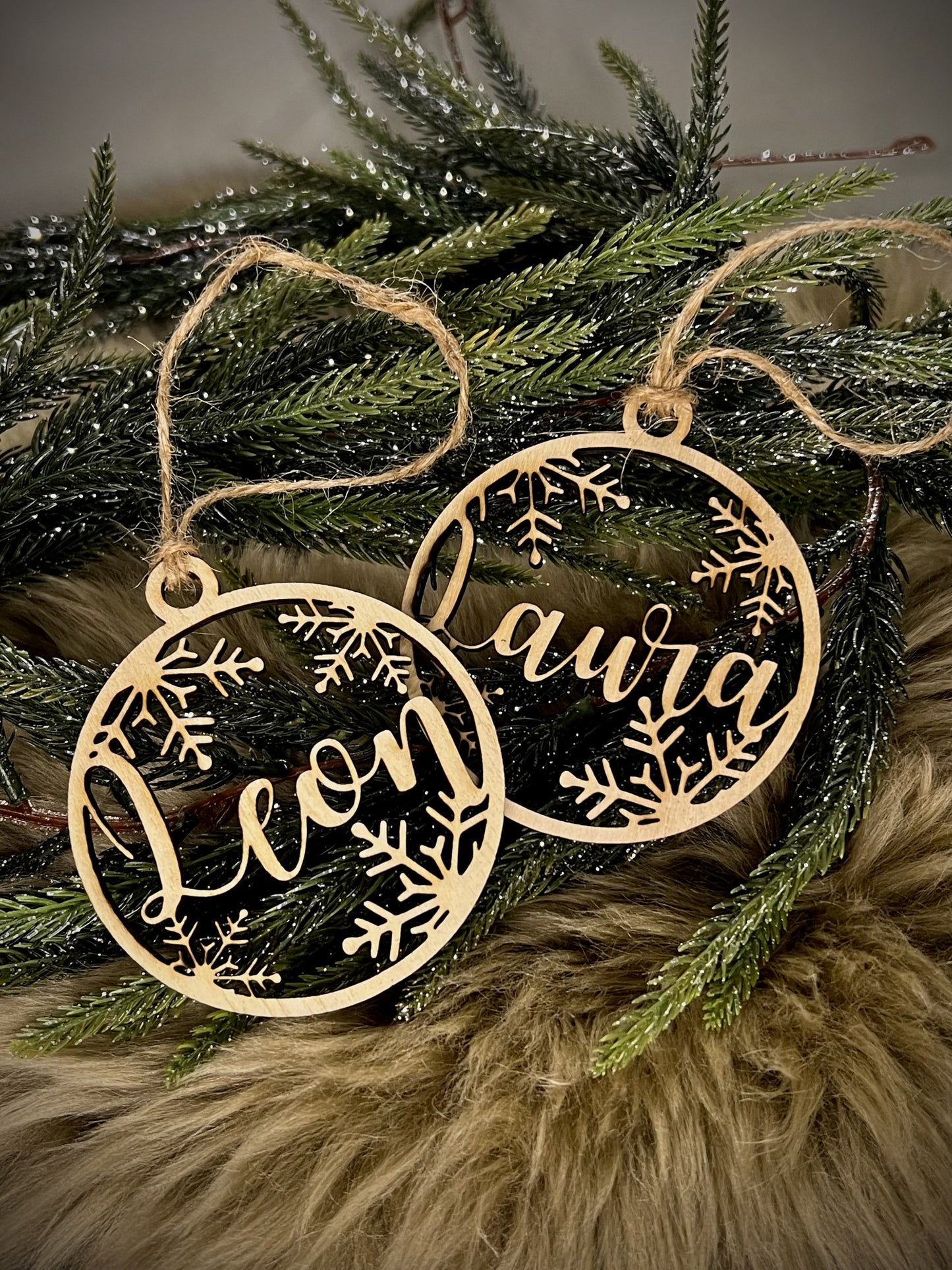Personalisierter Holzbaumschmuck mit Schneeflocken-Design – Individueller Weihnachtsanhänger mit Gravur