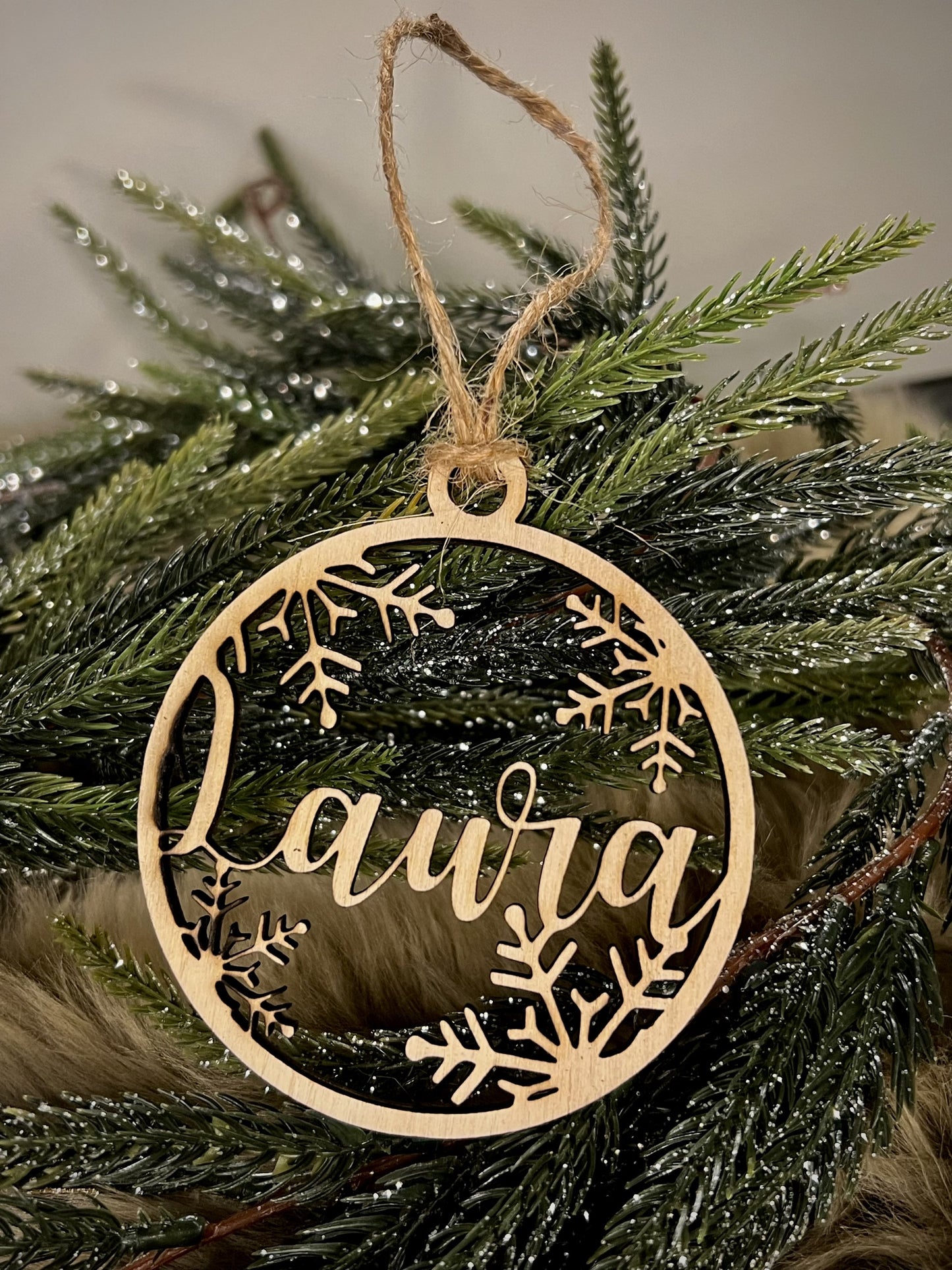 Personalisierter Holzbaumschmuck mit Schneeflocken-Design – Individueller Weihnachtsanhänger mit Gravur