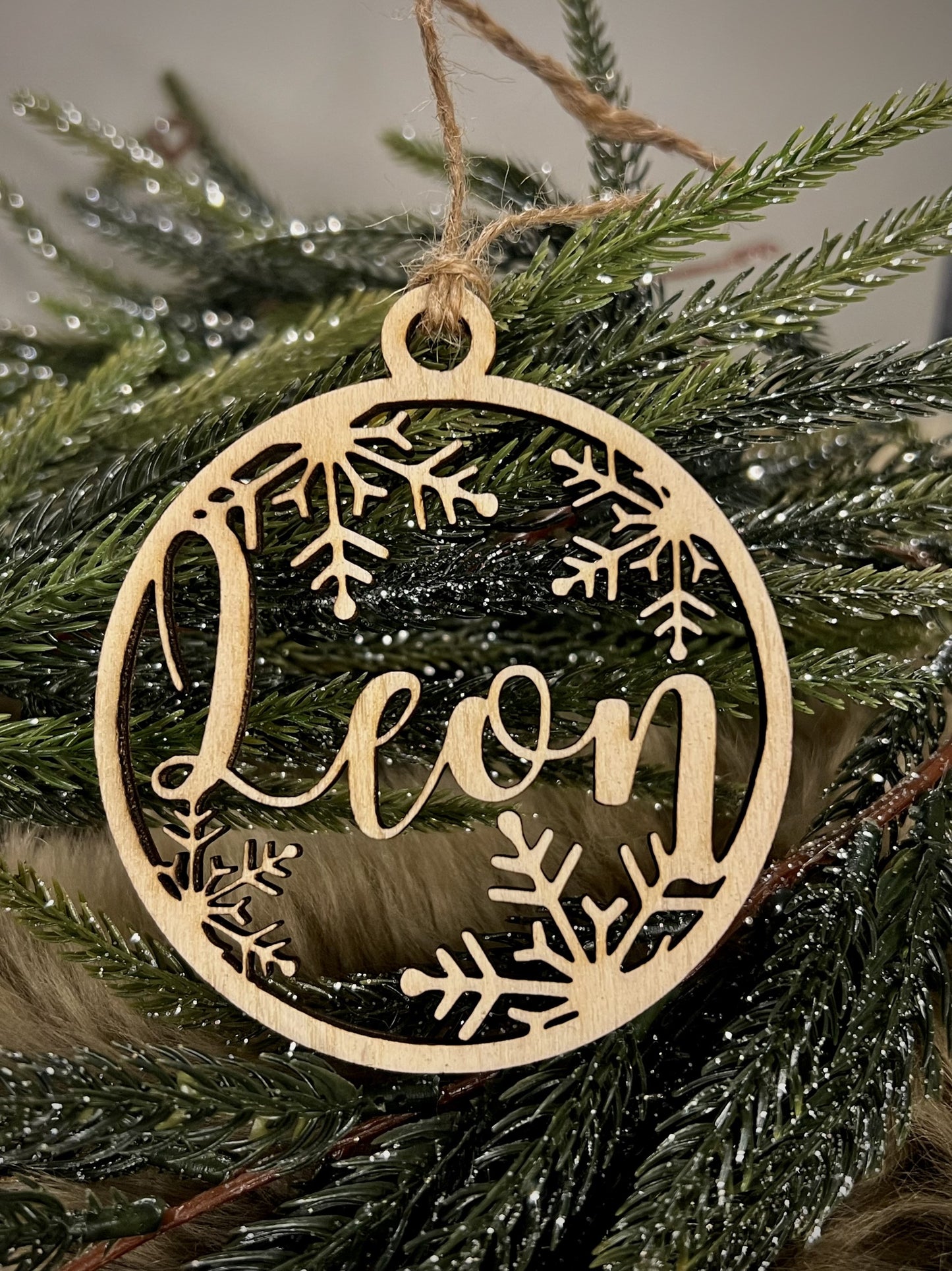 Personalisierter Holzbaumschmuck mit Schneeflocken-Design – Individueller Weihnachtsanhänger mit Gravur