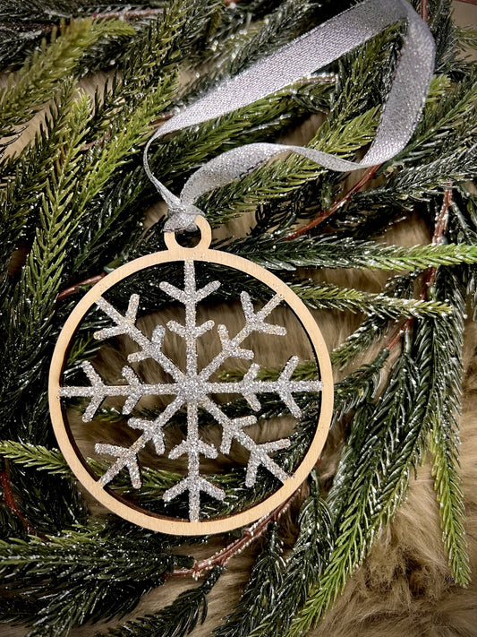 Holzornament Schneeflocke mit Glitzer – Weihnachtsbaumschmuck mit Silberband