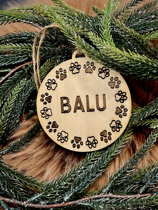 Personalisierter Holz-Baumschmuck mit Pfotenmotiv