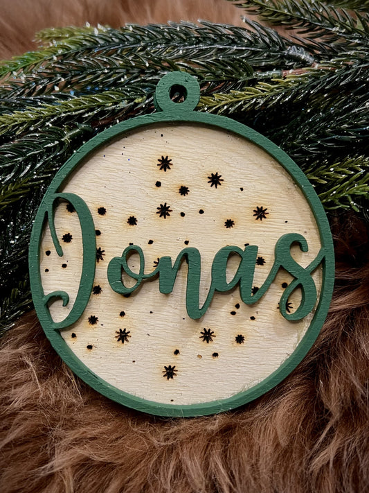 Individueller Holz-Weihnachtsschmuck mit Namen – festlich grün